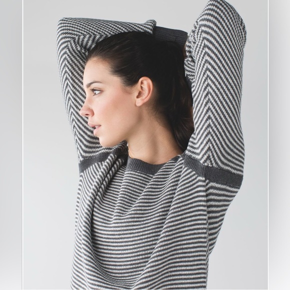 EUC Lululemon Devi Crew in Heathered Dark Grey/ Heathered Light Grey - Picture 7 of 9